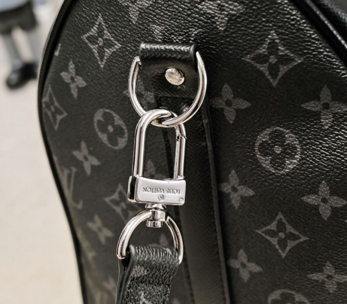 L0vis Vvtt0n Taiga Leather Keepall Bandouliere 50 Travel Bag In Black
