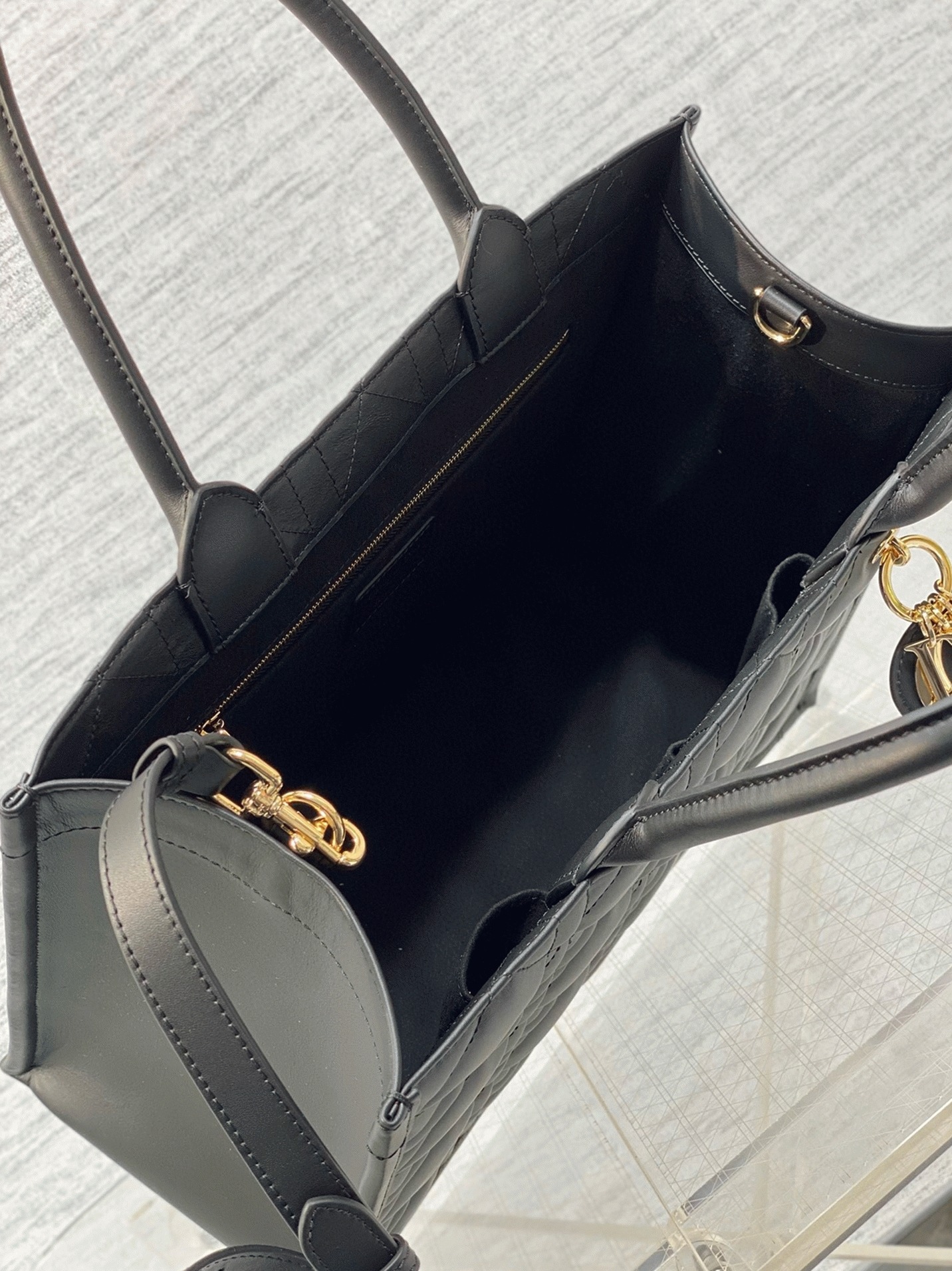 D10r Medium Book Tote Bag Fake with Strap in Black