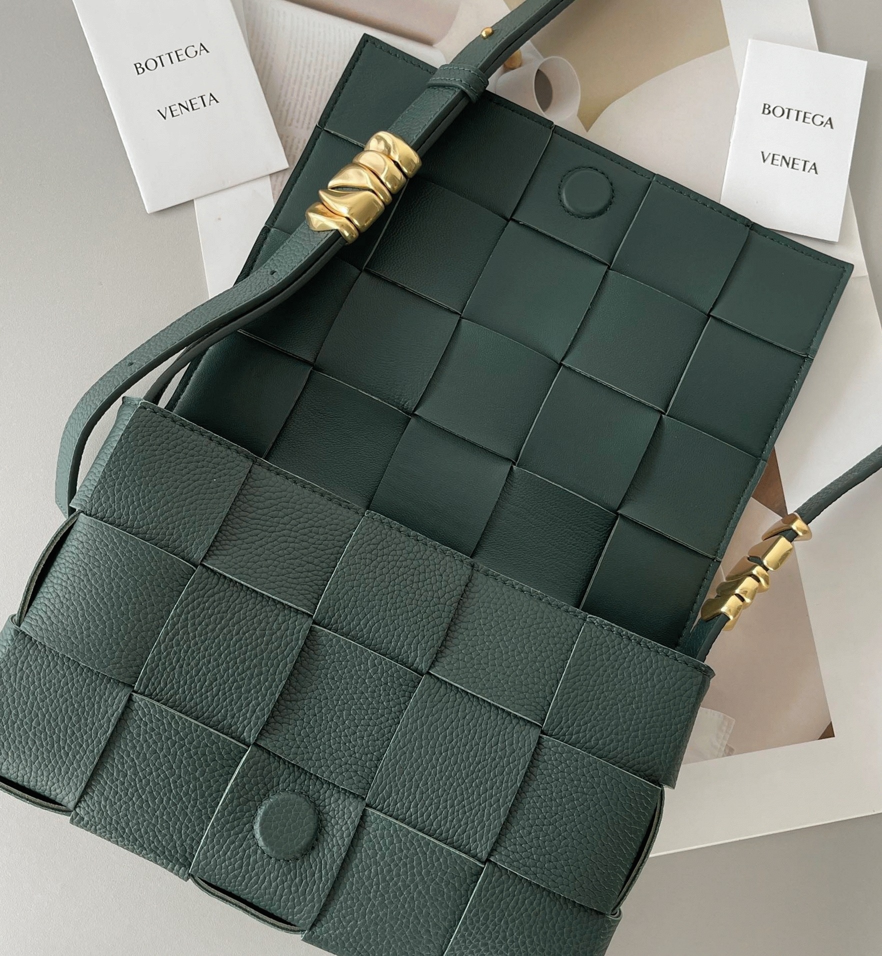 Top Quality Replica B0tt*ga Ven*ta Cassette Bag In Raintree