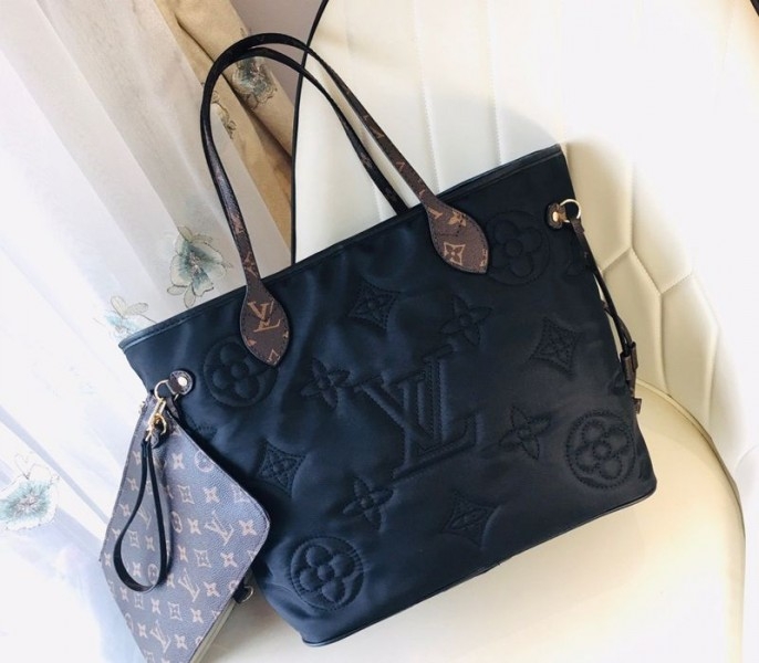 L0vis Vvtt0n Econyl Regenerated Nylon Neverfull MM Tote In Black