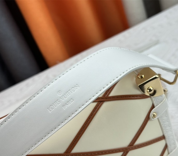 L0vis Vvtt0n Malletage Leather Side Trunk MM In Cream Beige And Chestnut Brown