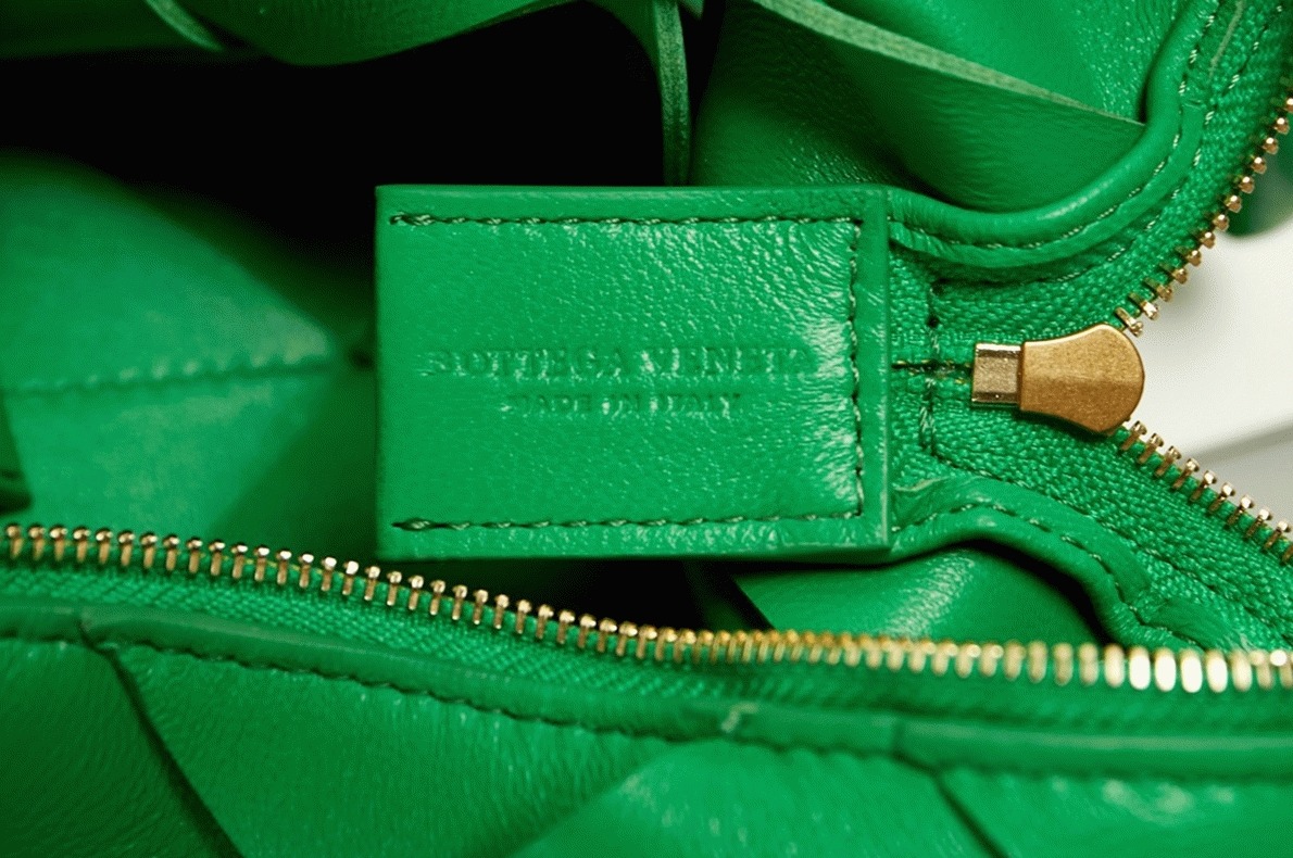 Fake B0tt*ga Ven*ta Mini Cassette Camera Bag Parakeet