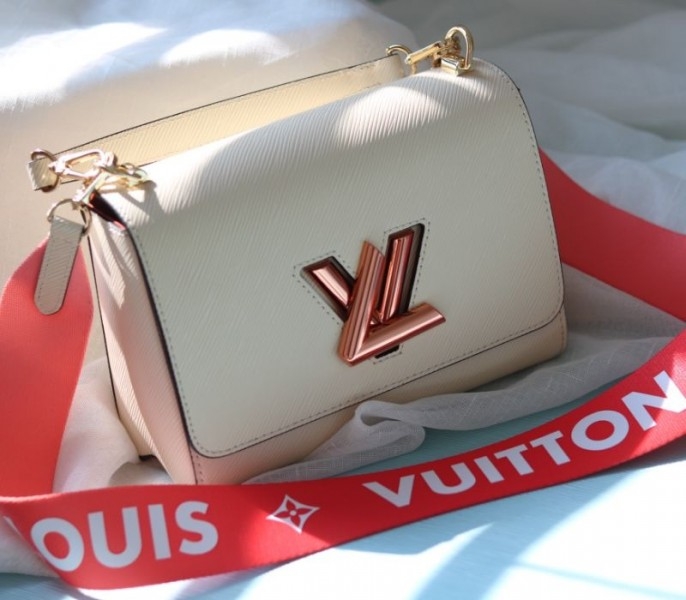L0vis Vvtt0n Epi Leather Twist MM Handbag In Quartz White With Gradient Strap