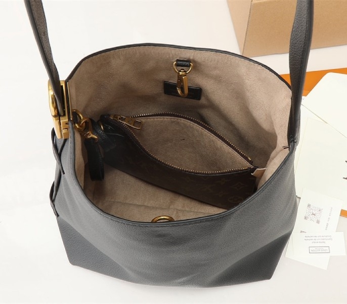 L0vis Vvtt0n Low Key MM Hobo In Black
