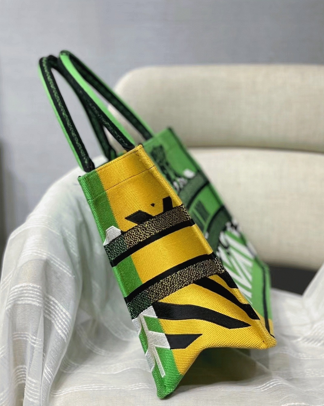 D10r Medium Book Tote Bag Faux in Green D-Jungle Pop Embroidery