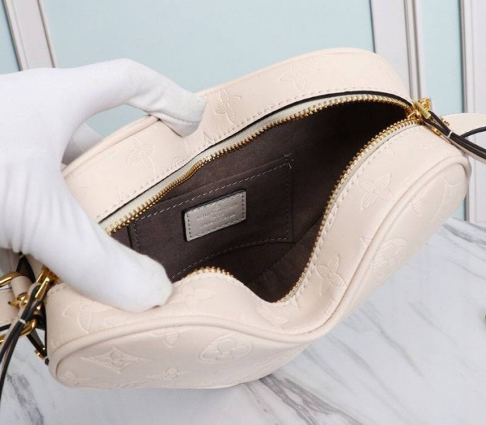 L0vis Vvtt0n Monogram Empreinte Game On Coeur Bag In Cream