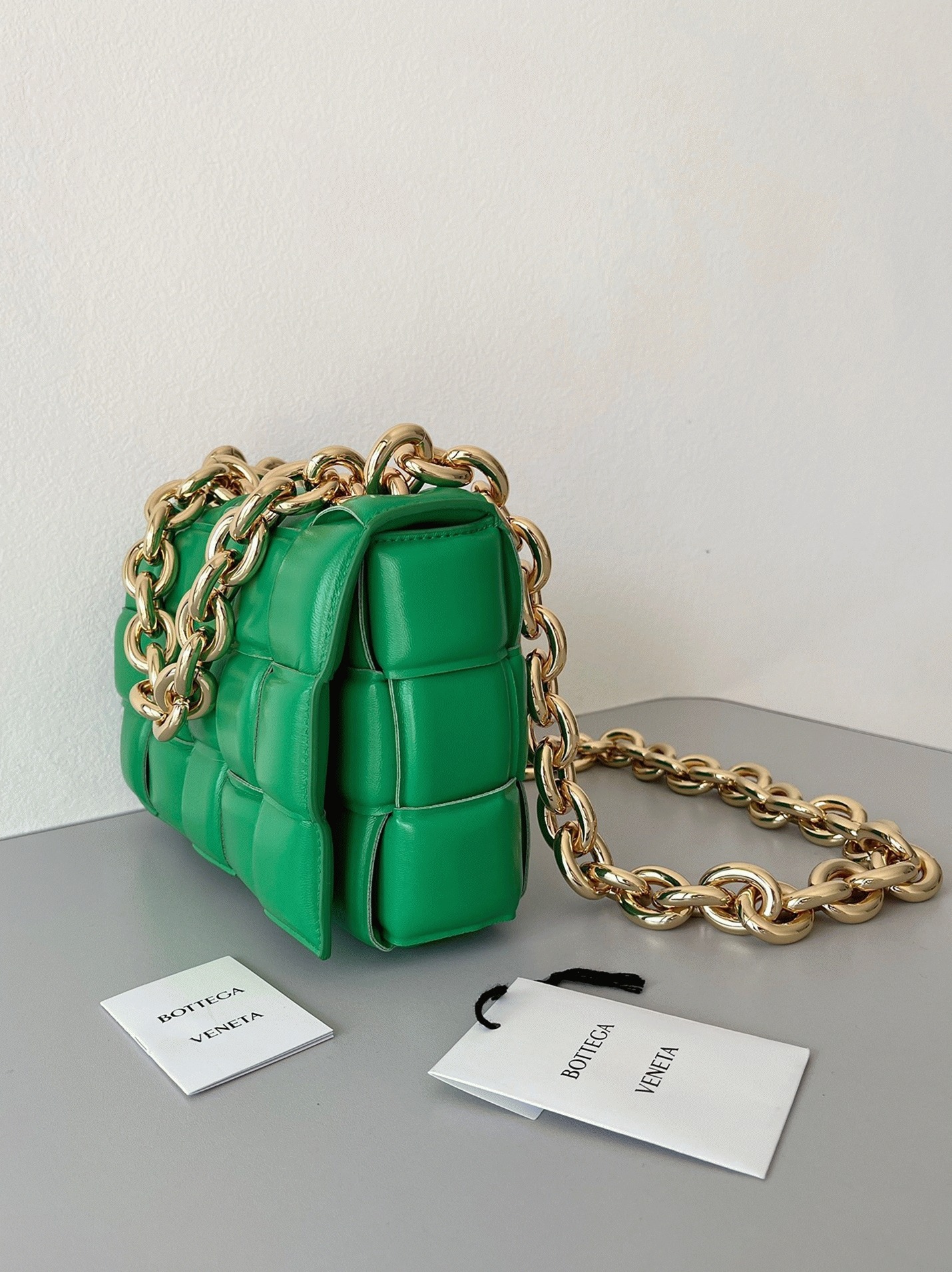 Top Quality Fake B0tt*ga Ven*ta Chain Cassette Bag In Parakeet