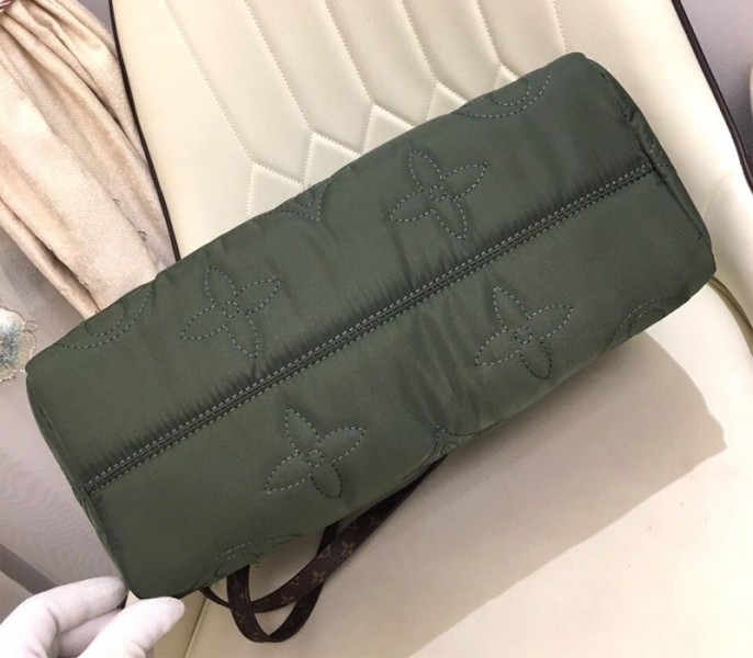 L0vis Vvtt0n Econyl Regenerated Nylon Onthego GM Tote In Khaki Green
