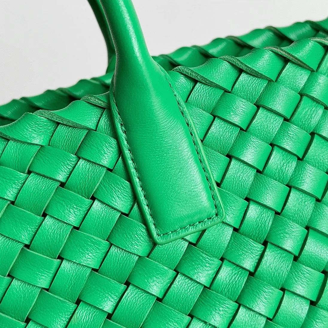 Top Quality Replica B0tt*ga Ven*ta Cabat Mini Bag In Green Intrecciato Lambskin