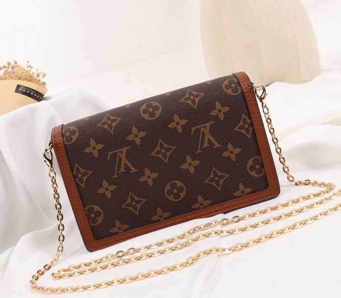 L0vis Vvtt0n Monogram Reverse Canvas Dauphine Chain Wallet