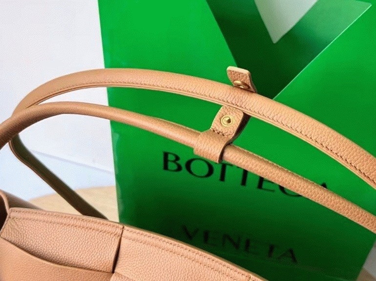 Top Quality Fake B0tt*ga Ven*ta Arco Medium Bag In Caramel