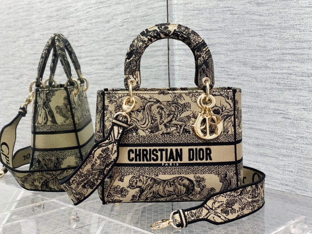 D10r Lady D-Lite Medium Bag Fake in Beige Toile de Jouy Voyage Embroidery