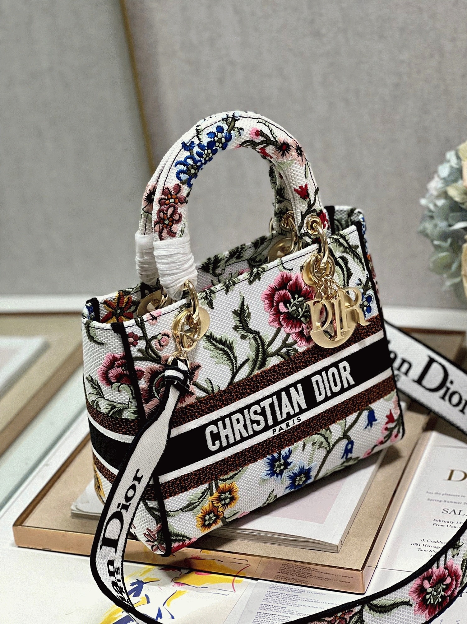 D10r Lady D-Lite Medium Bag Fake in White D10r Petites Fleurs Embroidery