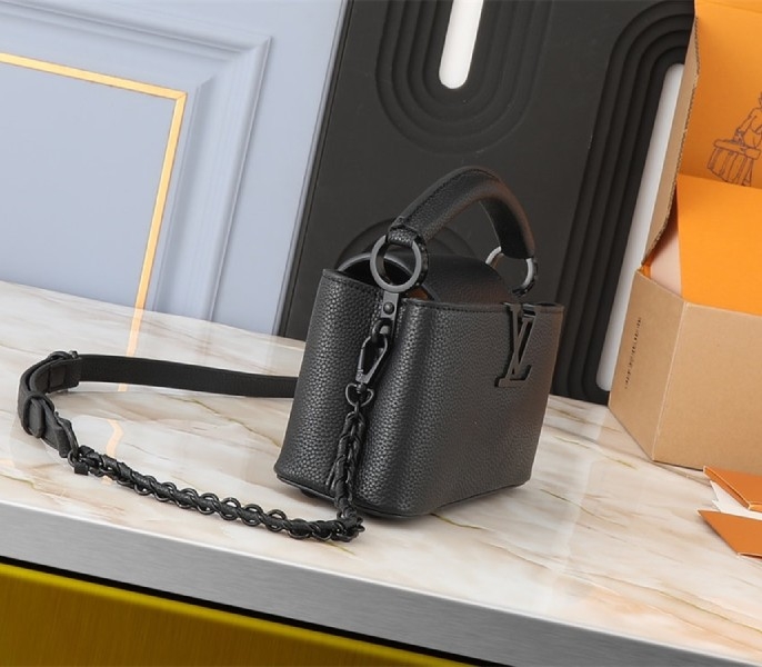L0vis Vvtt0n Capucines East-West Mini Handbag In All Black