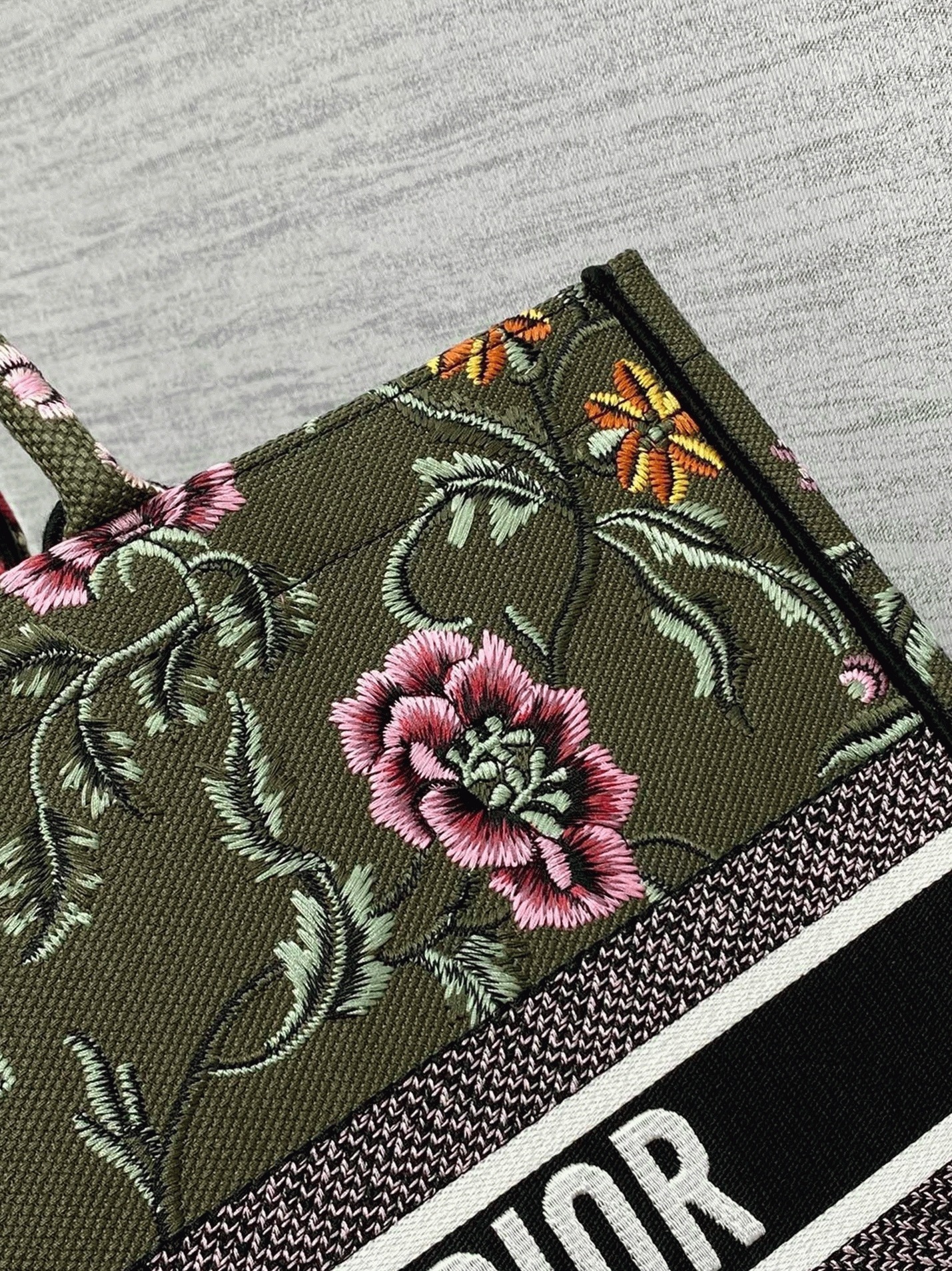 D10r Large Book Tote Bag Imitation in Green D10r Petites Fleurs Embroidery