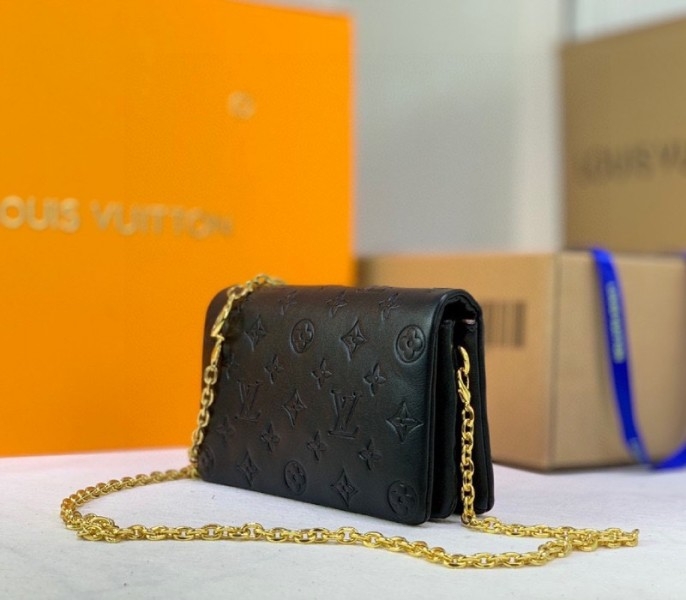L0vis Vvtt0n Coussin Pochette In Black