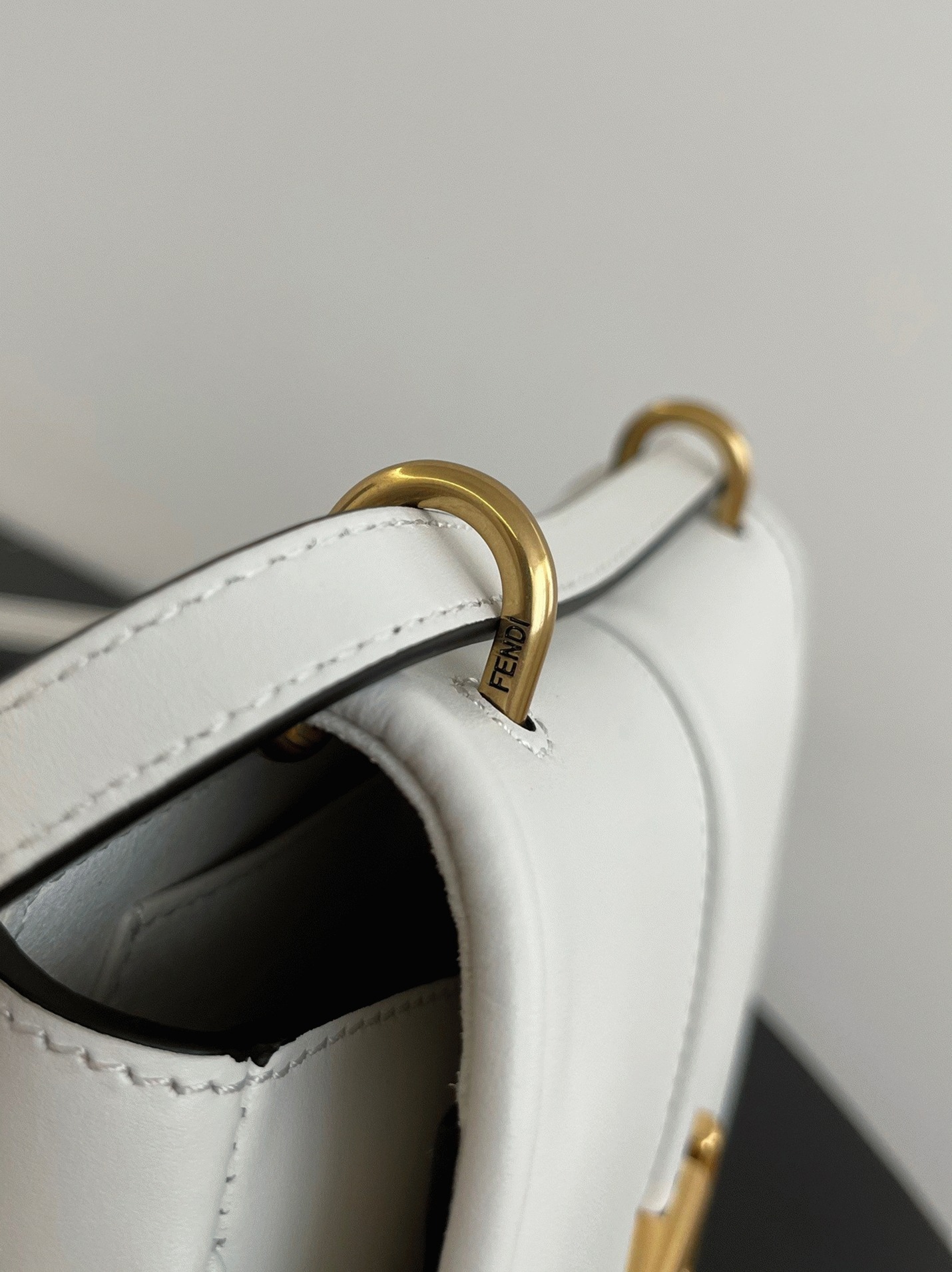 Top Quality Knockoff F**di C’mon Small Bag in White