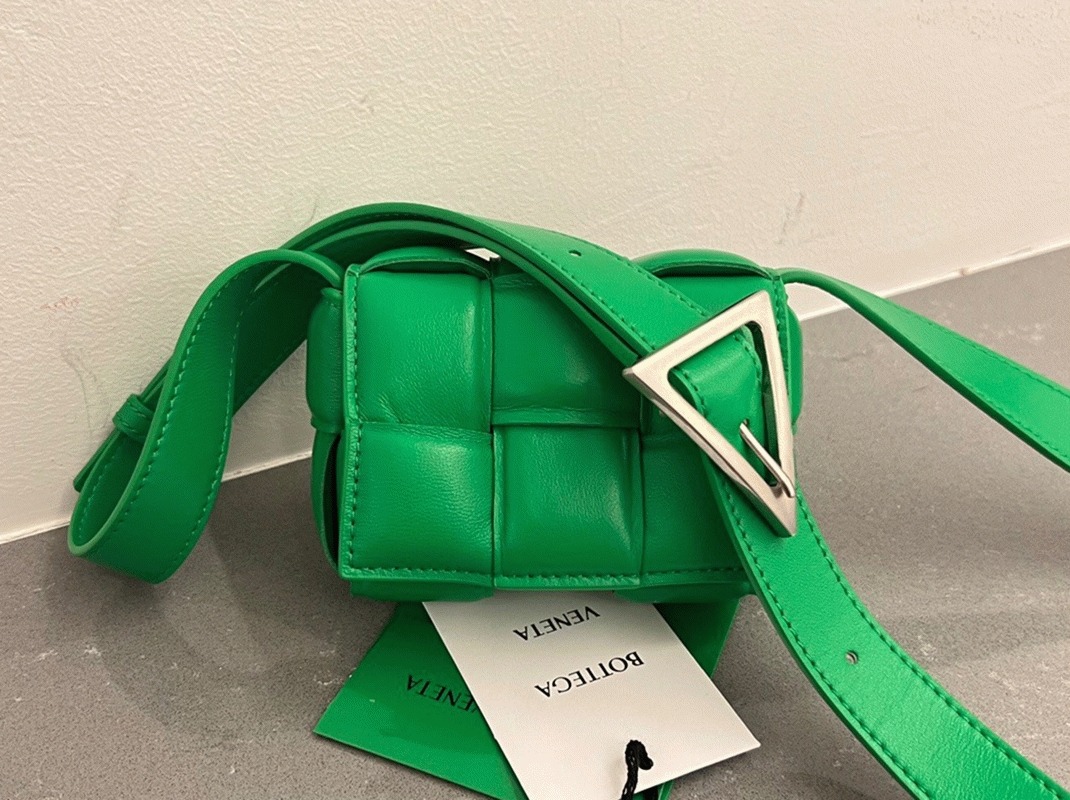 Top Quality Knockoff B0tt*ga Ven*ta Candy Padded Cassette Bag In Parakeet