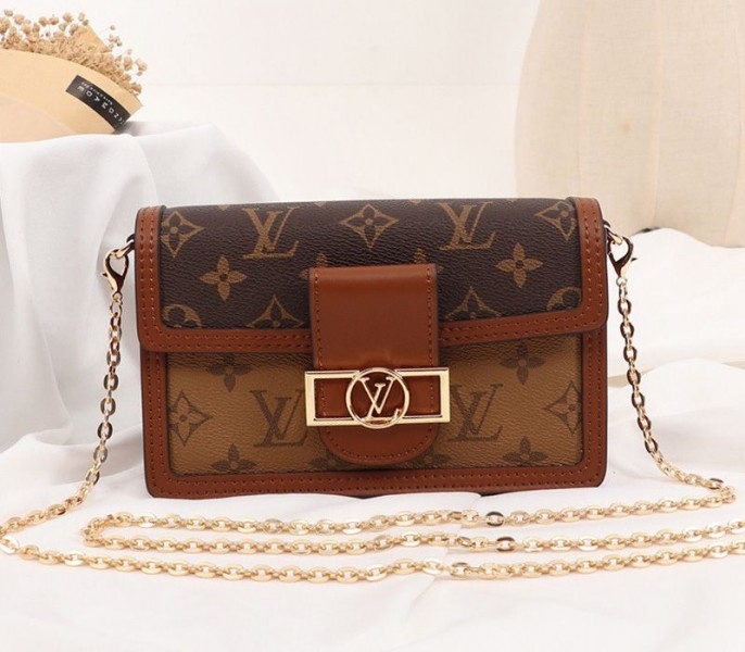 L0vis Vvtt0n Monogram Reverse Canvas Dauphine Chain Wallet