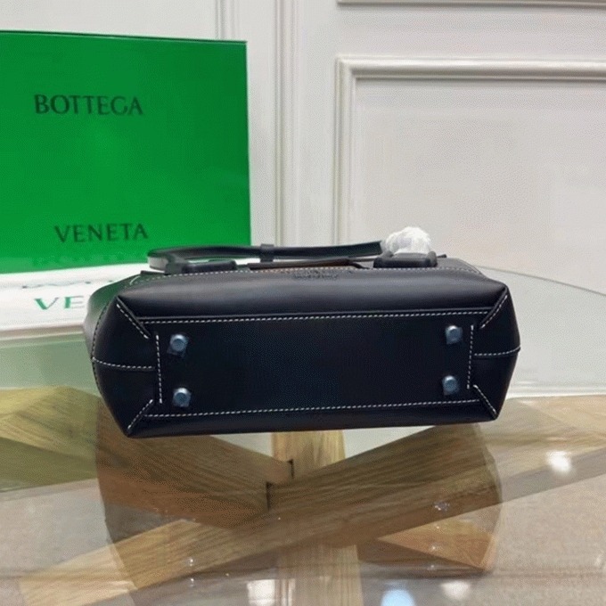 Top Quality Fake B0tt*ga Ven*ta Arco Small Bag In Black Intrecciato Calfskin