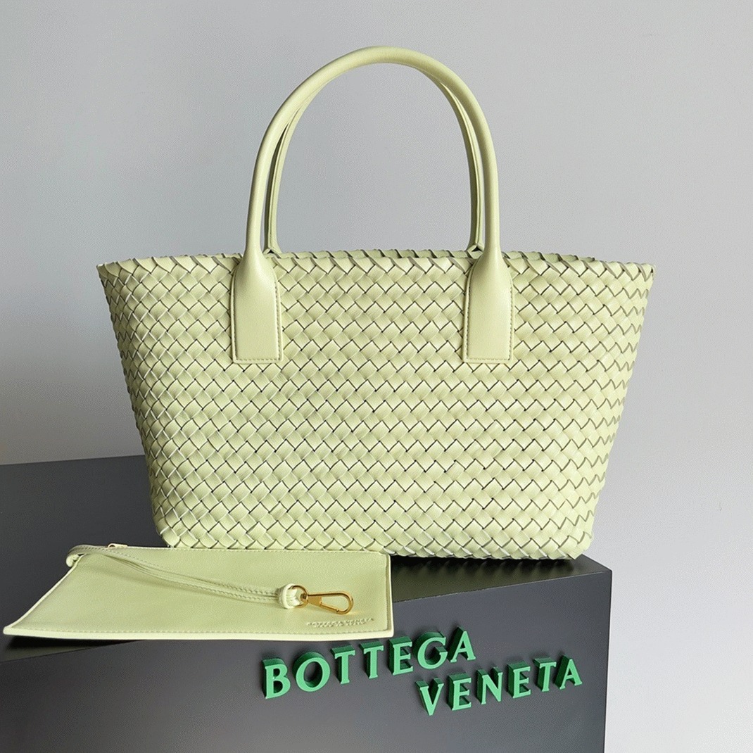 Top Quality Knockoff B0tt*ga Ven*ta Cabat Medium Bag In Lemon Intrecciato Lambskin