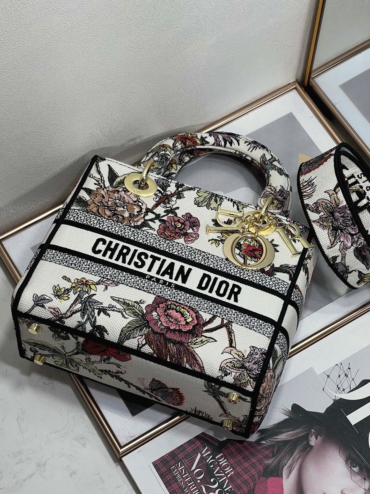 D10r Lady D-Lite Medium Bag Fake in White Jardin Botanique Embroidery