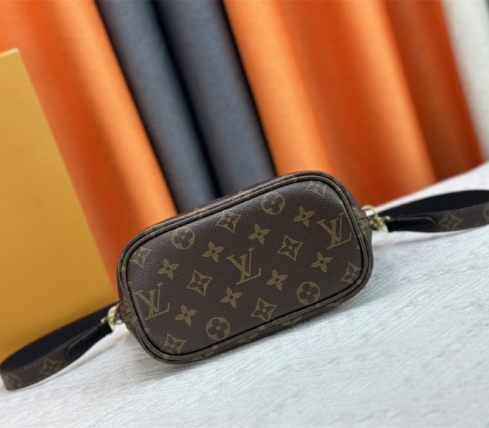 L0vis Vvtt0n Neverfull Bandouliere Inside Out BB Tote In Monogram Canvas And Black Leather