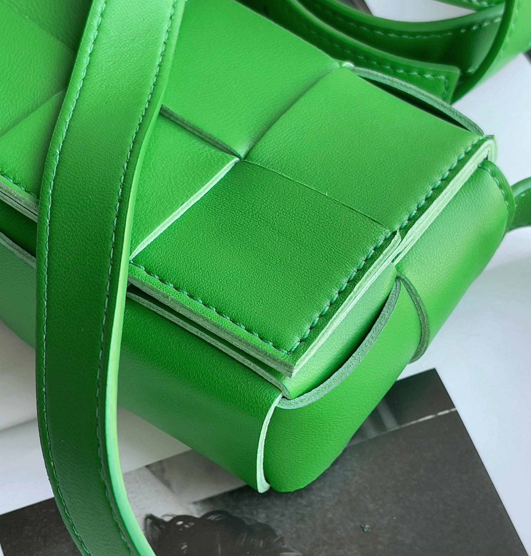 Top Quality Replica B0tt*ga Ven*ta Candy Cassette Bag In Parakeet