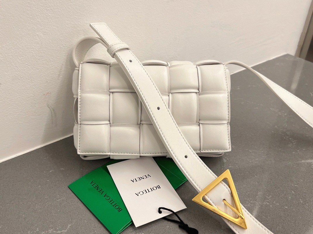 Fake B0tt*ga Ven*ta Small Padded Cassette Bag White